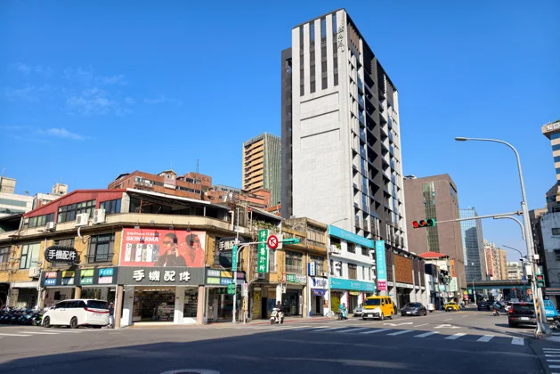 台北市八德路精華軸線，沿街保留大量屋齡30至50年的老透天。圖／信義房屋提供